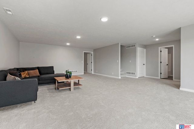 10721 Majestic Lane, Lincoln, NE 68527