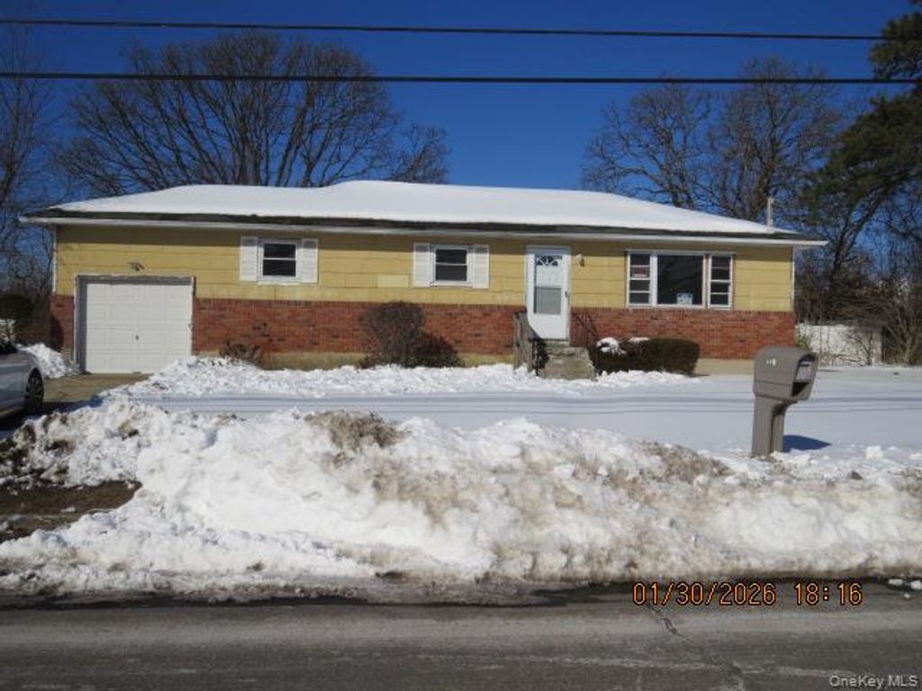 334 Robbins Street, Lindenhurst, NY 11757