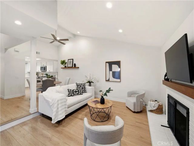 324 Sydney, Costa Mesa, CA 92627