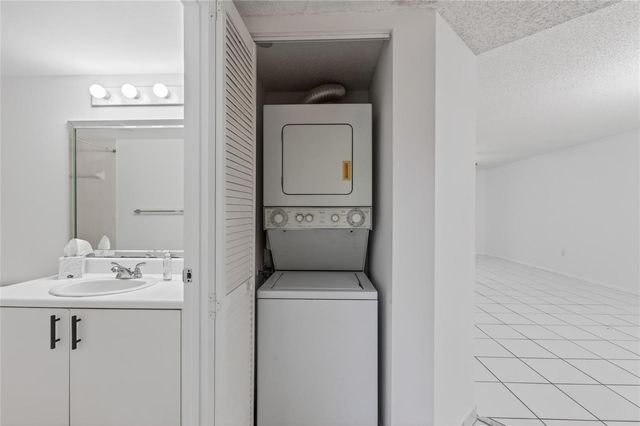 900 SW 142nd Avenue 213l, Pembroke Pines, FL 33027
