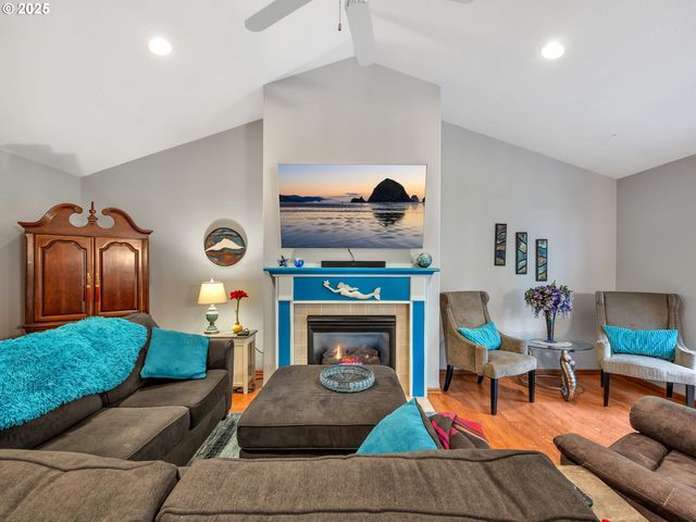 1295 JEFFREY Dr, Seaside, OR 97138