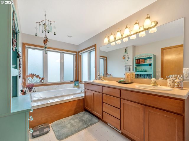 1295 JEFFREY Dr, Seaside, OR 97138