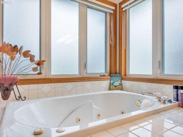 1295 JEFFREY Dr, Seaside, OR 97138