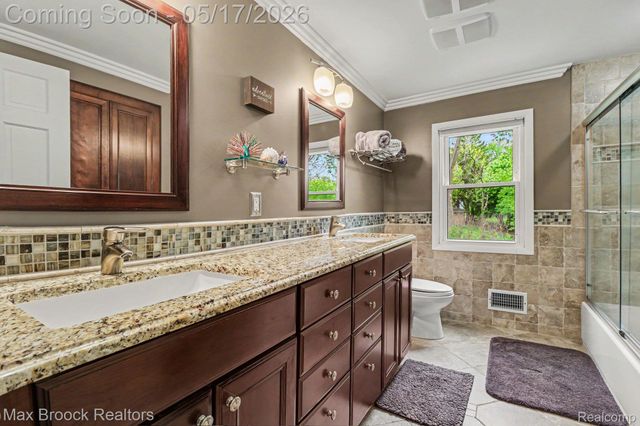 2004 Bootmaker Lane, Bloomfield Charter Township, MI 48304