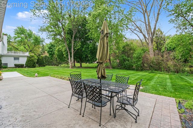 2004 Bootmaker Lane, Bloomfield Charter Township, MI 48304