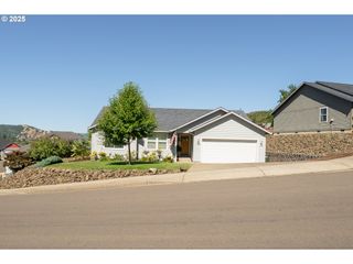 628 Ne CUMMINS St, Roseburg, OR 97470