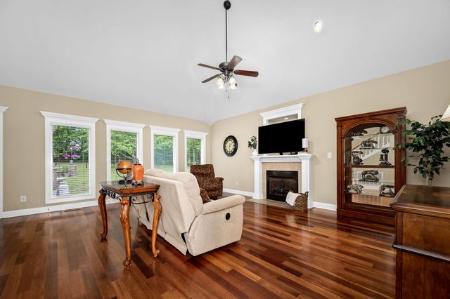 60 Windwood Dr, Fayetteville, TN 37334