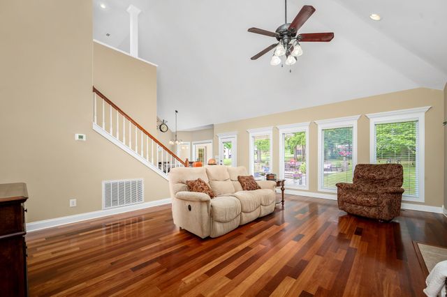 60 Windwood Dr, Fayetteville, TN 37334