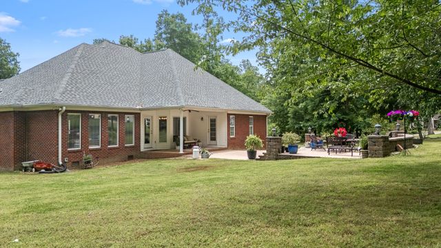 60 Windwood Dr, Fayetteville, TN 37334