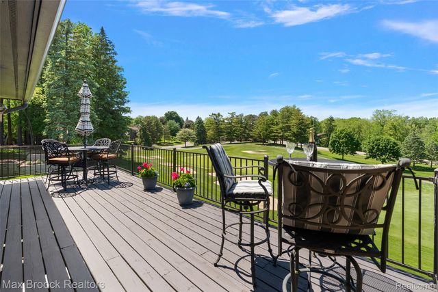 1954 Pine Ridge Court, Bloomfield Charter Township, MI 48302
