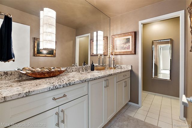 1954 Pine Ridge Court, Bloomfield Charter Township, MI 48302