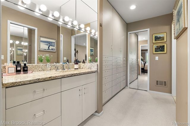 1954 Pine Ridge Court, Bloomfield Charter Township, MI 48302