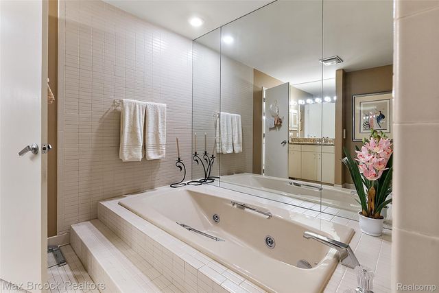 1954 Pine Ridge Court, Bloomfield Charter Township, MI 48302
