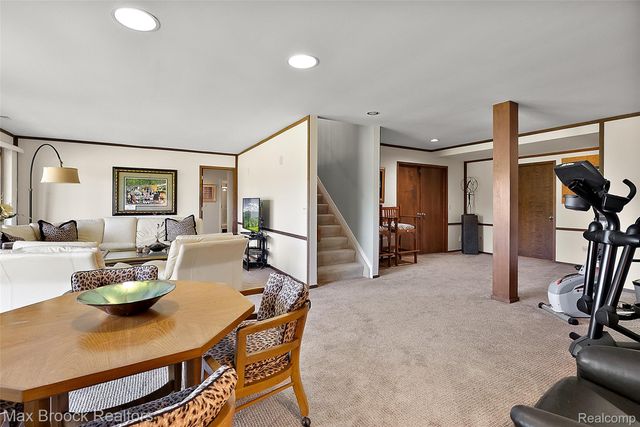 1954 Pine Ridge Court, Bloomfield Charter Township, MI 48302