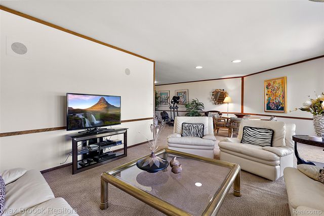 1954 Pine Ridge Court, Bloomfield Charter Township, MI 48302