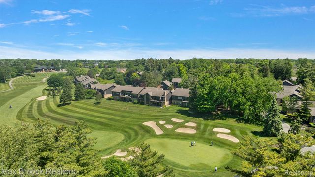 1954 Pine Ridge Court, Bloomfield Charter Township, MI 48302