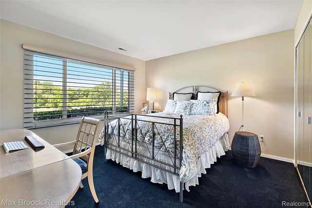 1954 Pine Ridge Court, Bloomfield Charter Township, MI 48302