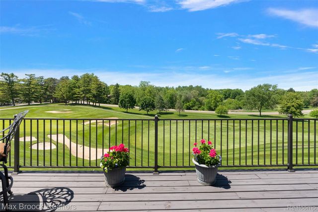 1954 Pine Ridge Court, Bloomfield Charter Township, MI 48302
