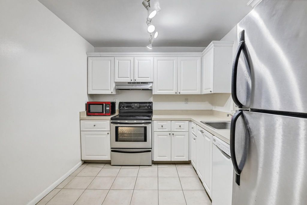 711 N Pine Island Rd 319, Plantation, FL 33324