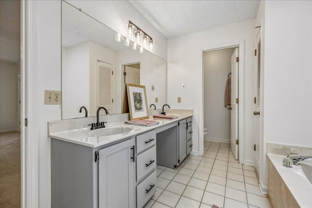 8670 RIVERWOOD FARMS PKY, Memphis, TN 38016