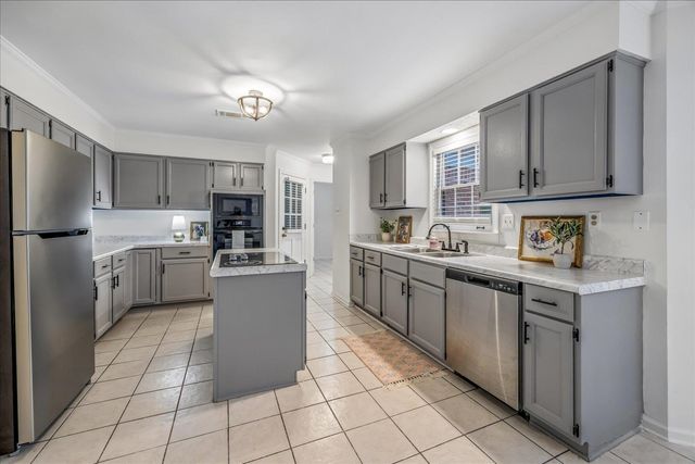 8670 RIVERWOOD FARMS PKY, Memphis, TN 38016