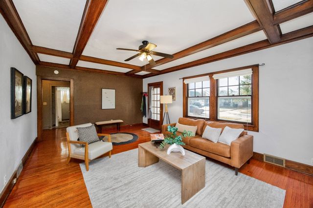 913 Clinton Avenue, Des Moines, IA 50313