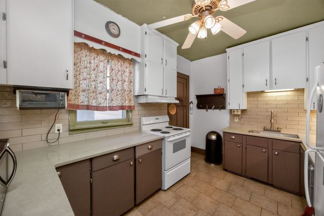 913 Clinton Avenue, Des Moines, IA 50313