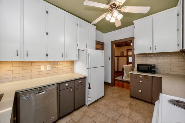 913 Clinton Avenue, Des Moines, IA 50313