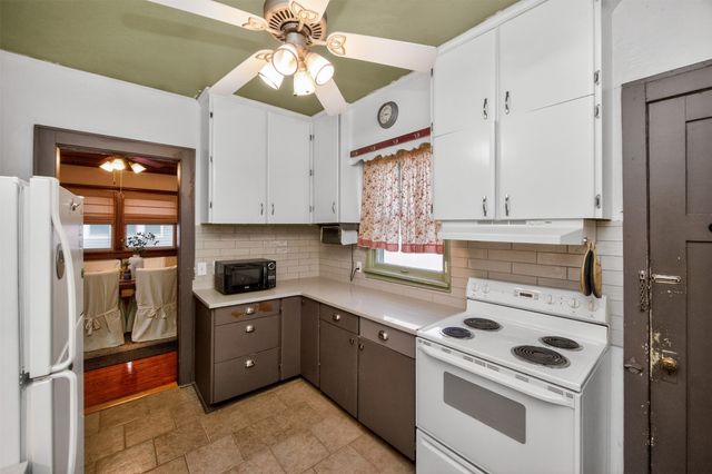 913 Clinton Avenue, Des Moines, IA 50313