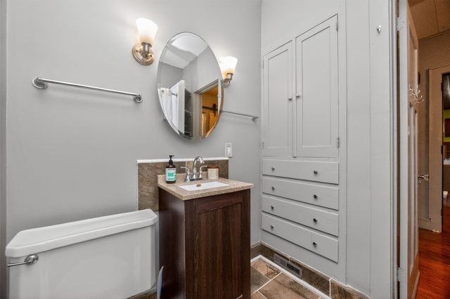 913 Clinton Avenue, Des Moines, IA 50313