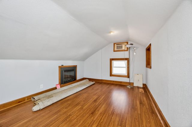 913 Clinton Avenue, Des Moines, IA 50313