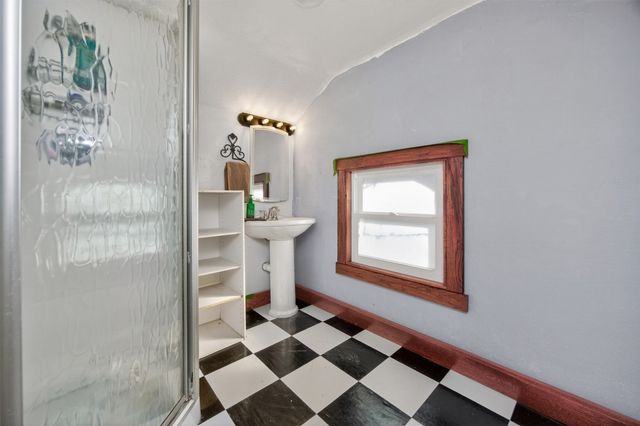 913 Clinton Avenue, Des Moines, IA 50313