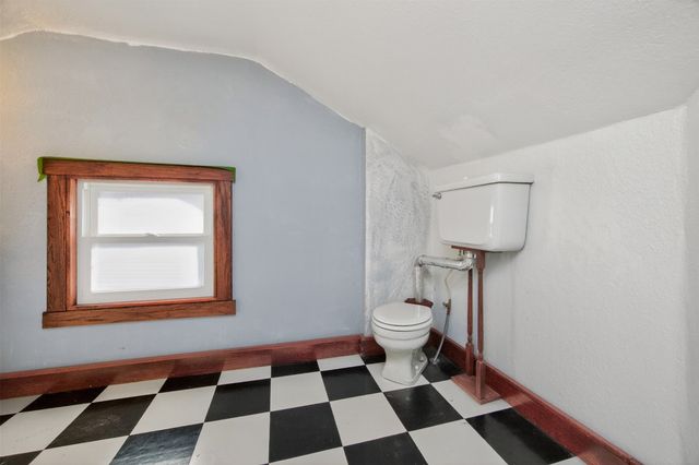 913 Clinton Avenue, Des Moines, IA 50313