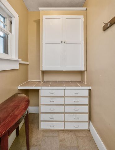 913 Clinton Avenue, Des Moines, IA 50313