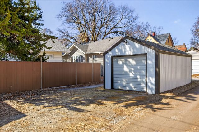 913 Clinton Avenue, Des Moines, IA 50313