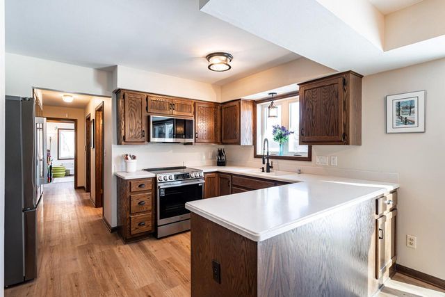 6331 Parkview ROAD, Greendale, WI 53129