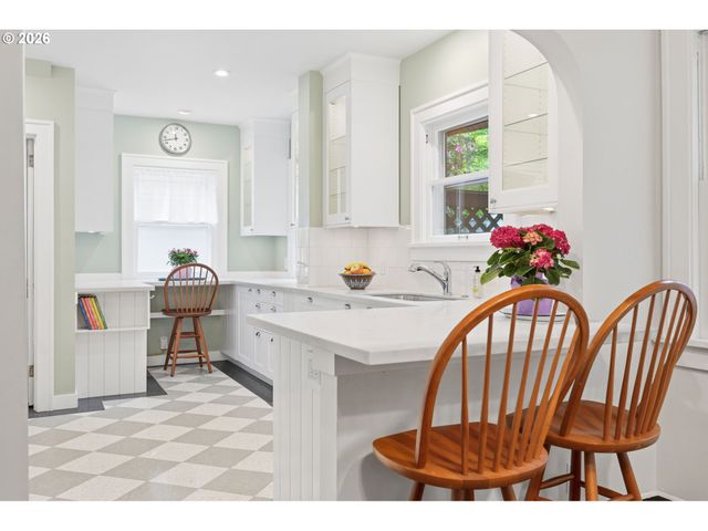 2241 Ne 33RD Ave, Portland, OR 97212