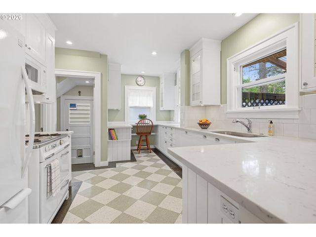 2241 Ne 33RD Ave, Portland, OR 97212