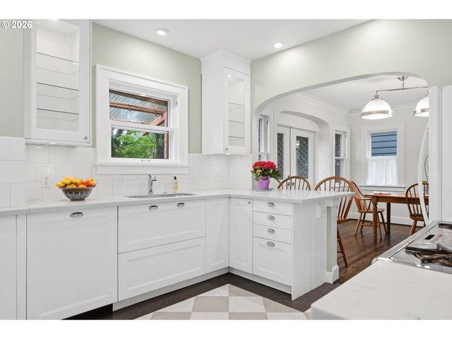 2241 Ne 33RD Ave, Portland, OR 97212