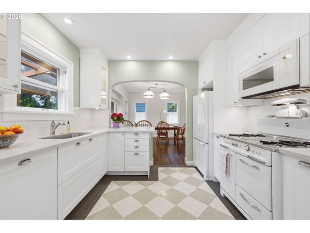 2241 Ne 33RD Ave, Portland, OR 97212