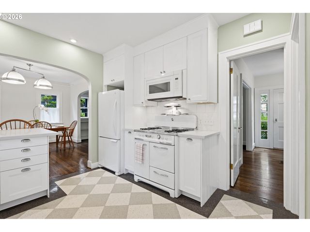 2241 Ne 33RD Ave, Portland, OR 97212