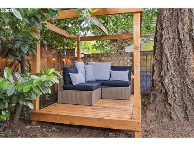 2241 Ne 33RD Ave, Portland, OR 97212