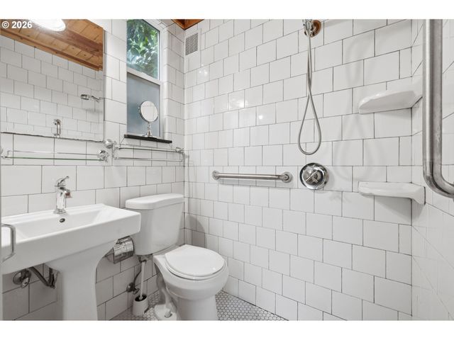 2241 Ne 33RD Ave, Portland, OR 97212