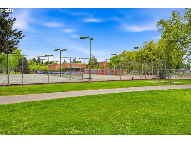 2241 Ne 33RD Ave, Portland, OR 97212