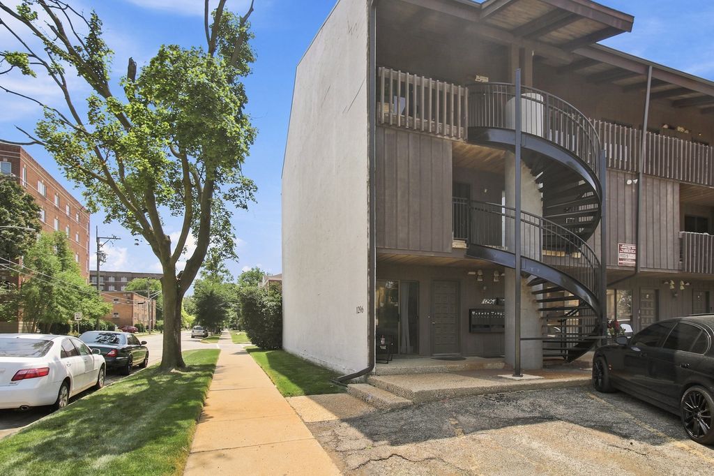 1296 E Washington Street 12, Des Plaines, IL 60016