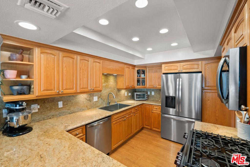 Image 10 of property listing at 18435 Keswick Street 8, Reseda, CA 91335