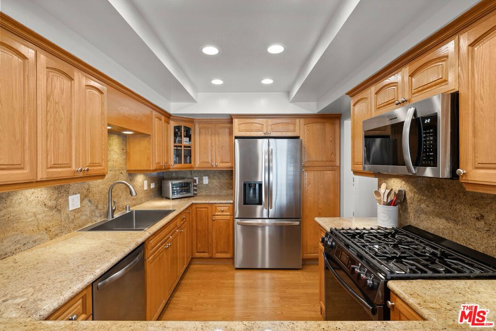 Image 11 of property listing at 18435 Keswick Street 8, Reseda, CA 91335