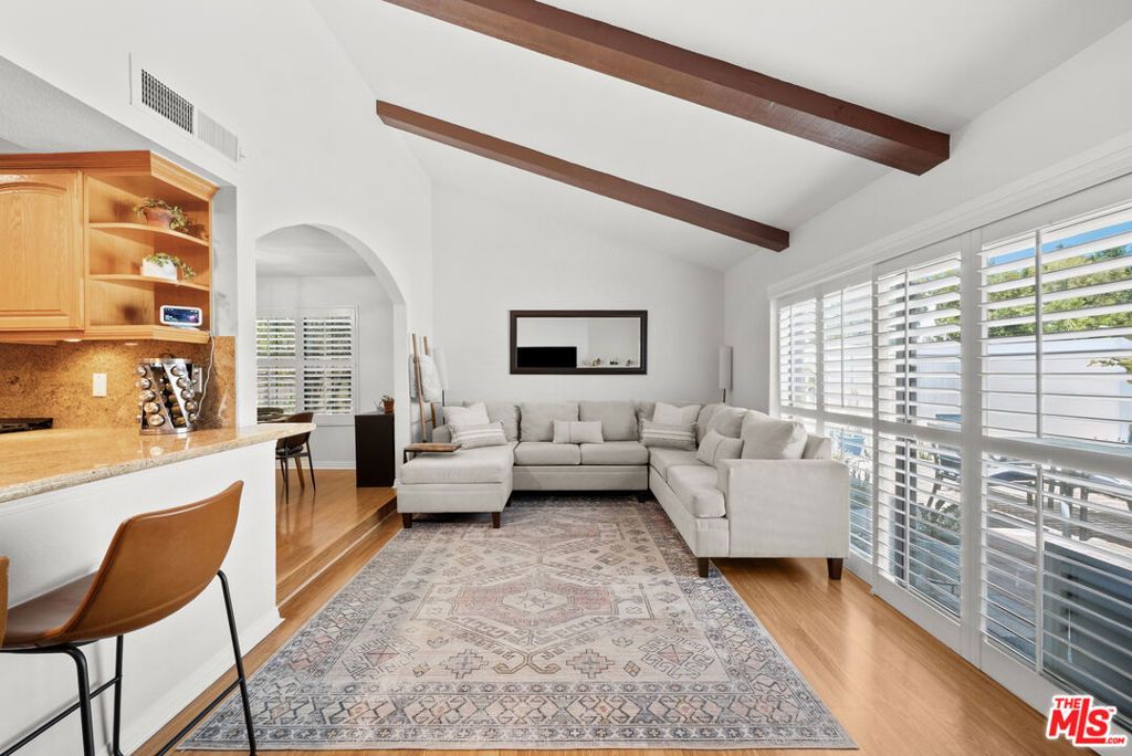 Image 12 of property listing at 18435 Keswick Street 8, Reseda, CA 91335