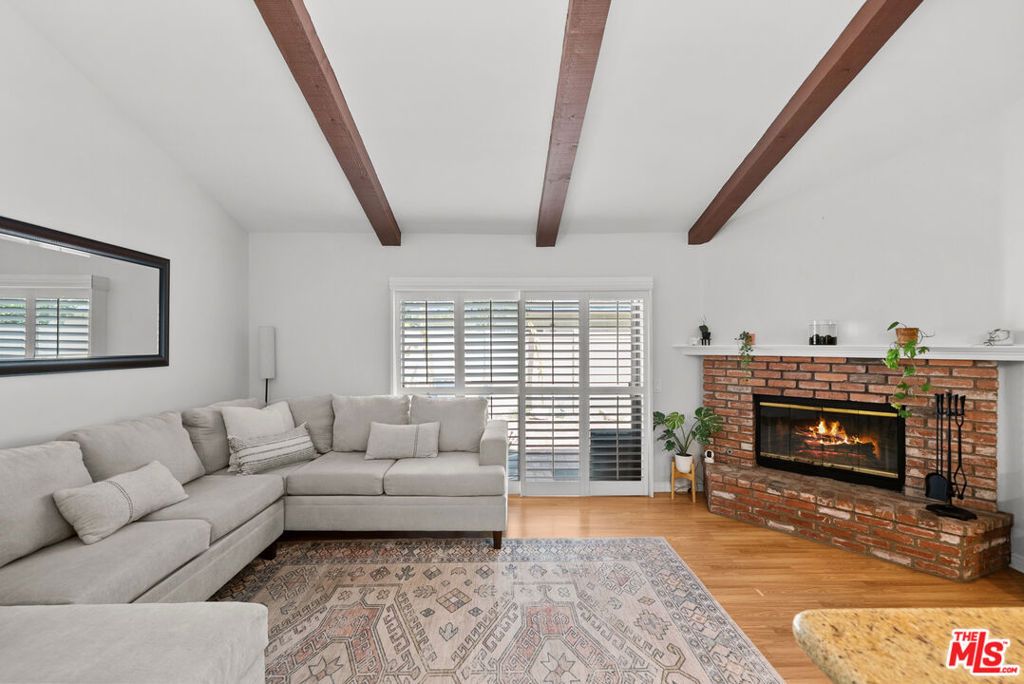 Image 13 of property listing at 18435 Keswick Street 8, Reseda, CA 91335