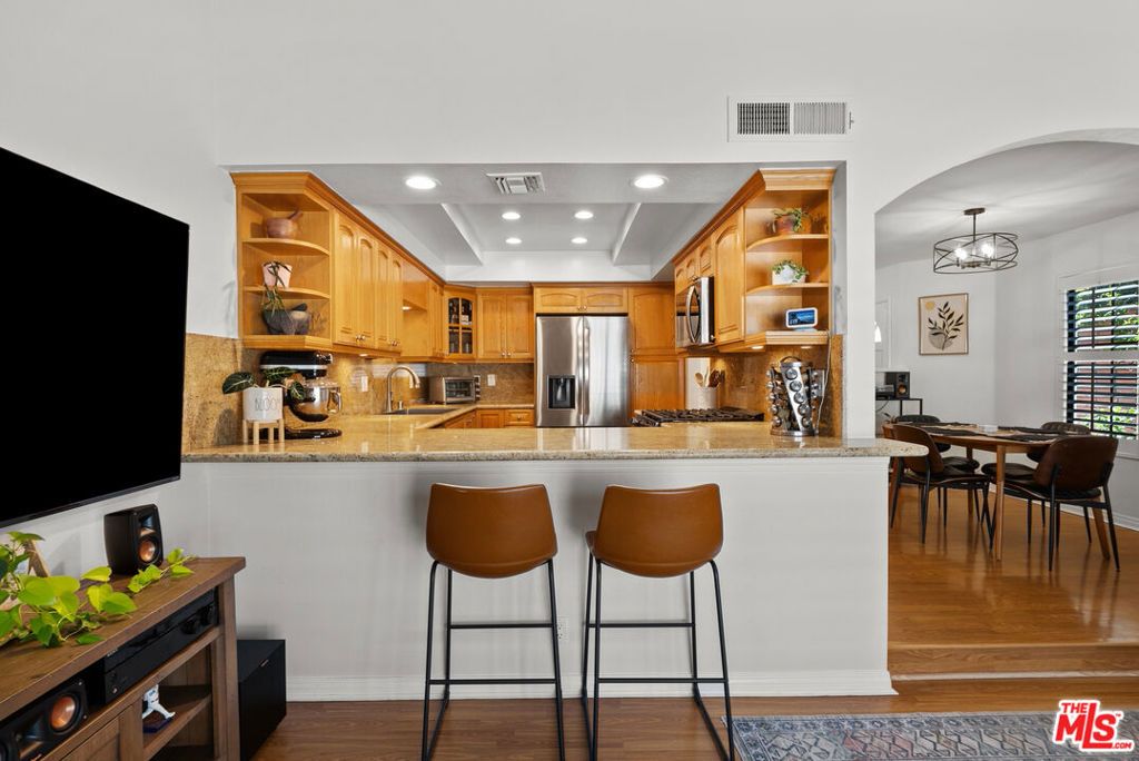 Image 14 of property listing at 18435 Keswick Street 8, Reseda, CA 91335